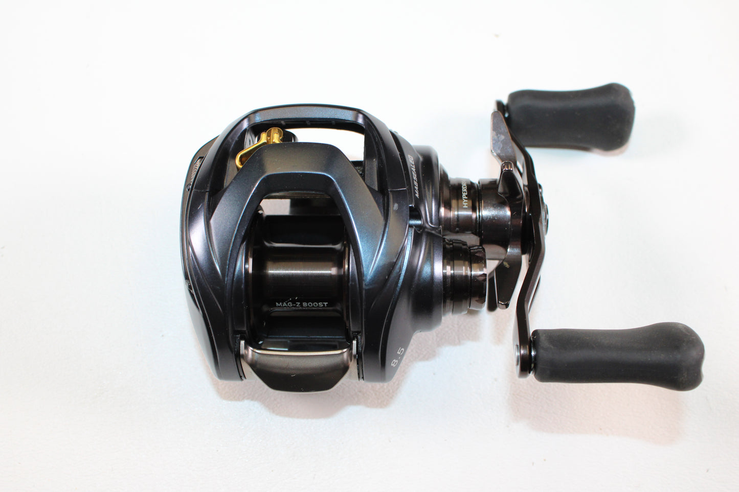 The Daiwa Steez A 100 STZ100XH 8.5:1 RH Used Casting Reel, in very good condition, is perfect for upgrading via our Rod and Reel Trade-In Program or browsing quality gear from Daiwa against a plain white background.