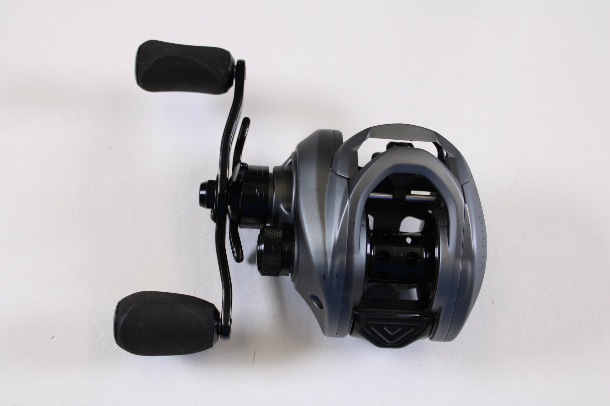 Upgrade your gear with our rod and reel trade-in program! This Fitzgerald VLD 10 FVLD-801L 8.1:1 LH used casting reel, in very good condition, features a sleek silver and black design with dual handles.