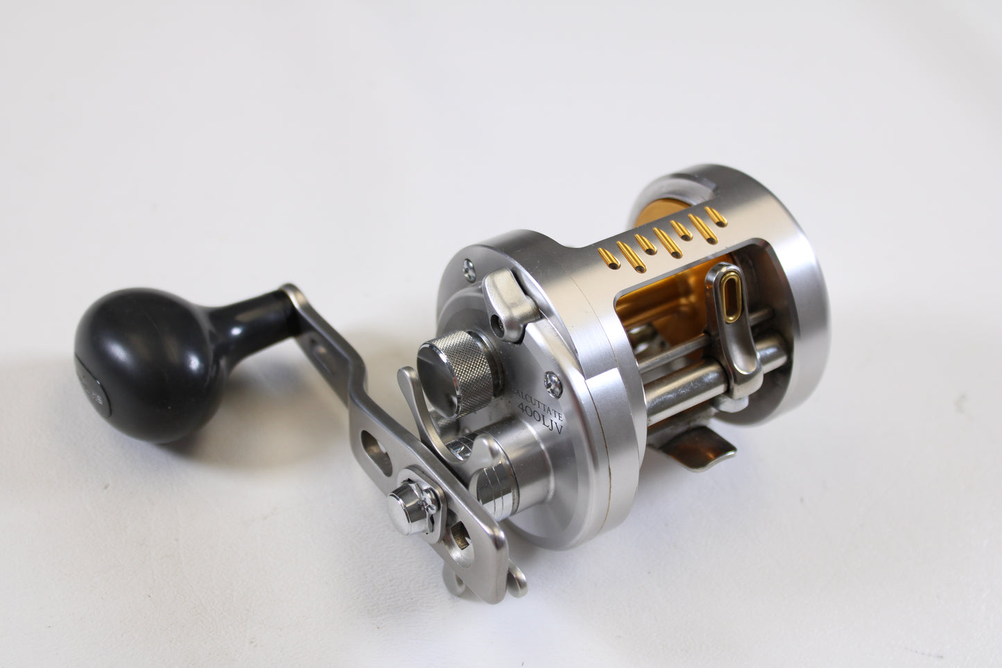 A close-up of the Shimano Calcutta TE Lucanus Jig Version CTE-400LJV RH, a used casting reel in excellent condition—ideal for upgrading with our Rod and Reel Trade-In Program or earning store credit for your used Shimano gear.