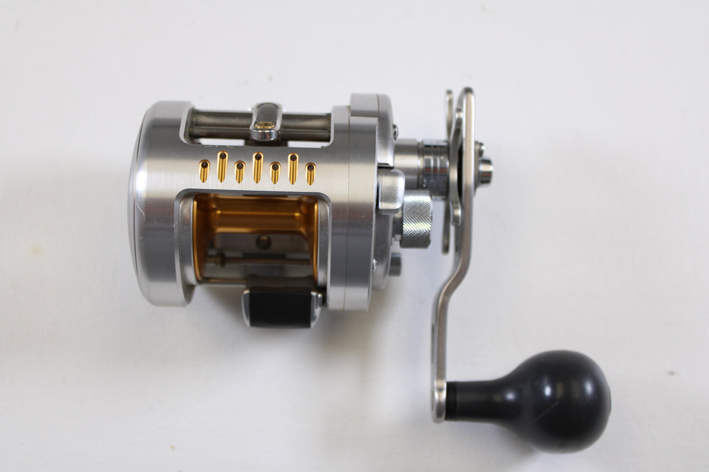 A close-up of the Shimano Calcutta TE Lucanus Jig Version CTE-400LJV RH—Used Casting Reel in excellent condition, perfect for those looking to trade in gear through our Rod and Reel Trade-In Program for store credit.