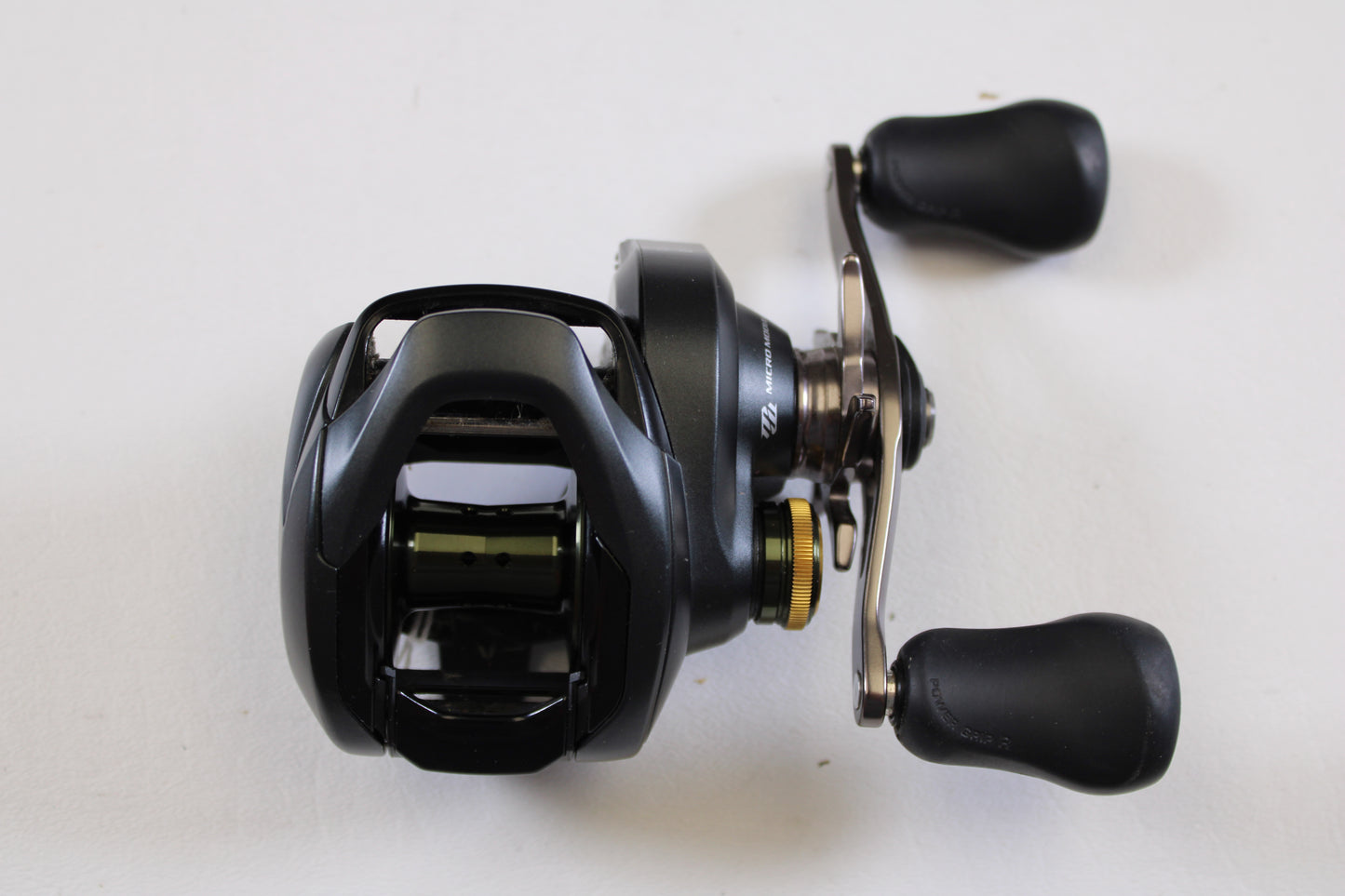 A Shimano Curado 200 K CU200K 6.2:1 RH used casting reel in excellent condition is displayed on a white surface—ideal for those seeking quality Shimano gear or planning to use the Rod and Reel Trade-In Program.
