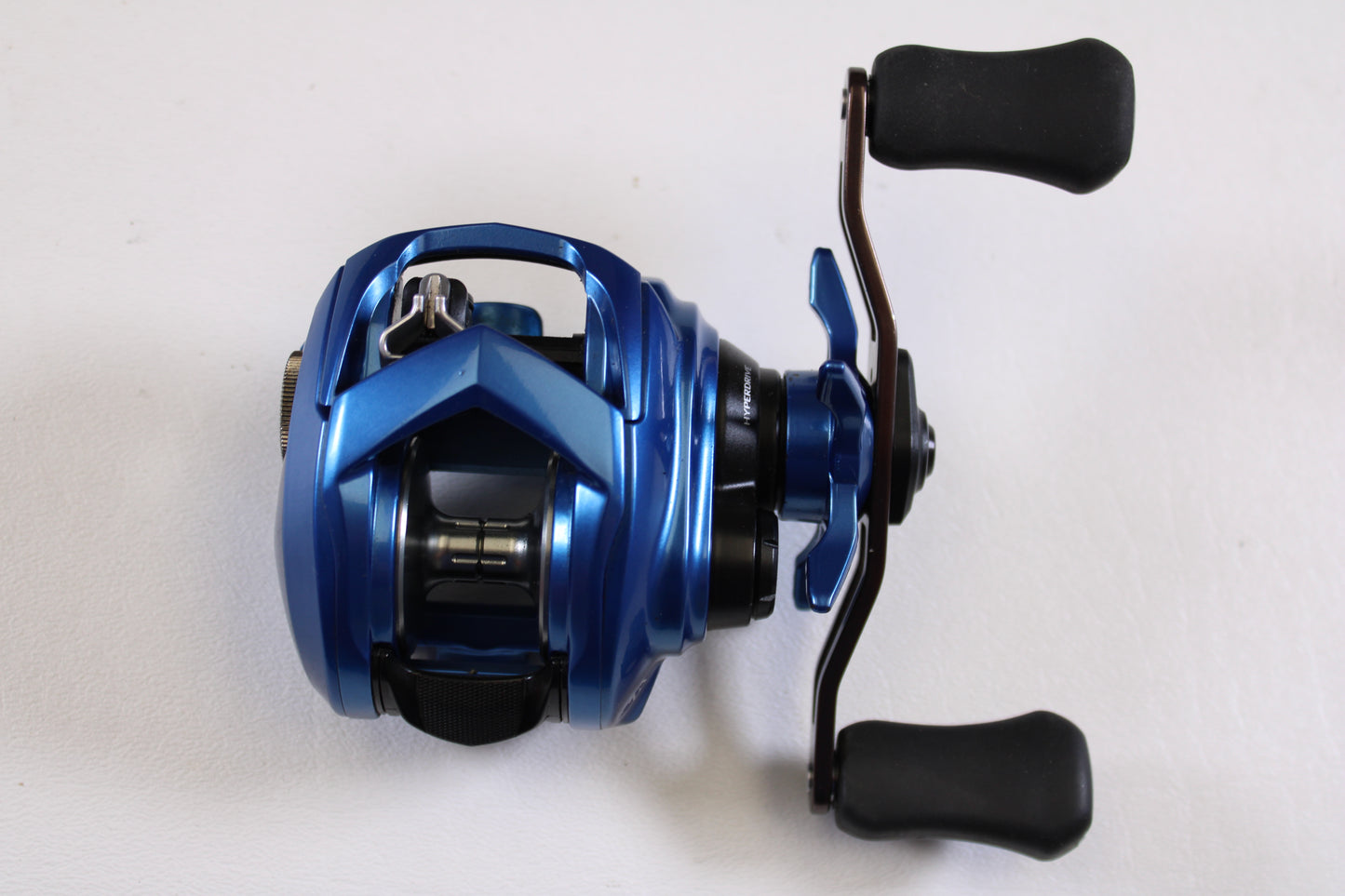The Daiwa Coastal TW 80H CLTW80H 7.1:1 RH casting reel in excellent condition features black dual handles—ideal for upgrading through our rod and reel trade-in program.
