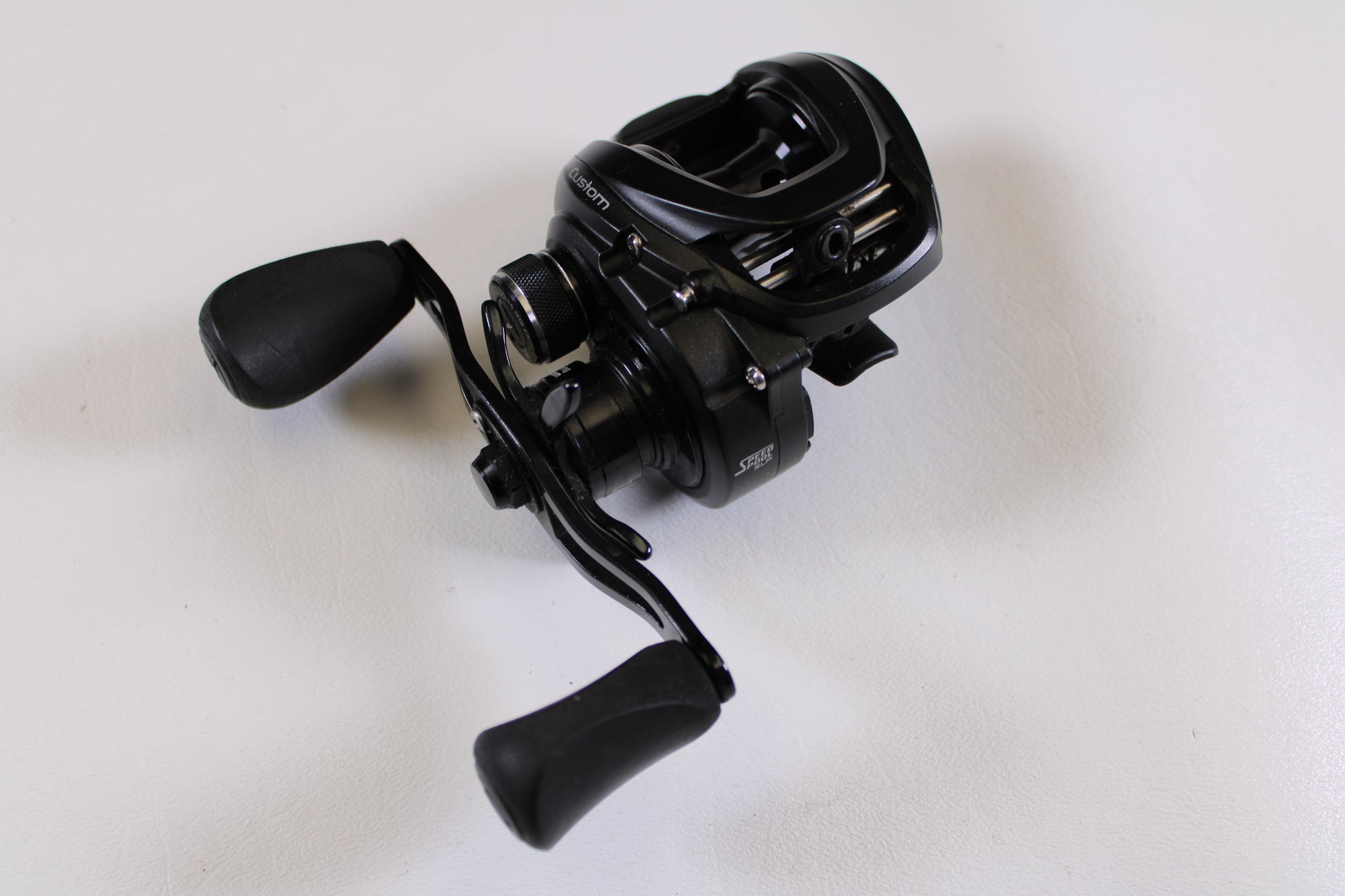 Upgrade your gear with a Lew's Custom Speed Spool SLP CU1SH 7.5:1 RH Used Casting Reel in excellent condition—eligible for our Rod and Reel Trade-In Program or to earn store credit on used Lew's gear.