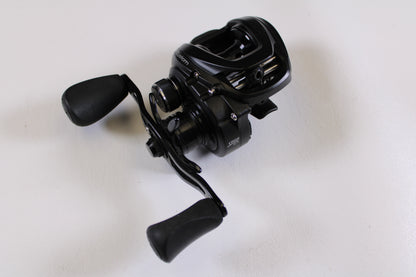 Upgrade your gear with a Lew's Custom Speed Spool SLP CU1SH 7.5:1 RH Used Casting Reel in excellent condition—eligible for our Rod and Reel Trade-In Program or to earn store credit on used Lew's gear.