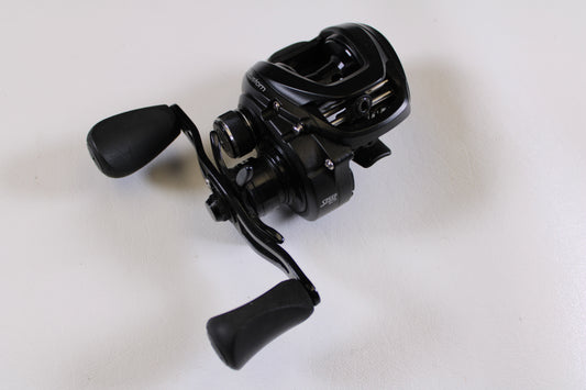 Upgrade your gear with a Lew's Custom Speed Spool SLP CU1SH 7.5:1 RH Used Casting Reel in excellent condition—eligible for our Rod and Reel Trade-In Program or to earn store credit on used Lew's gear.
