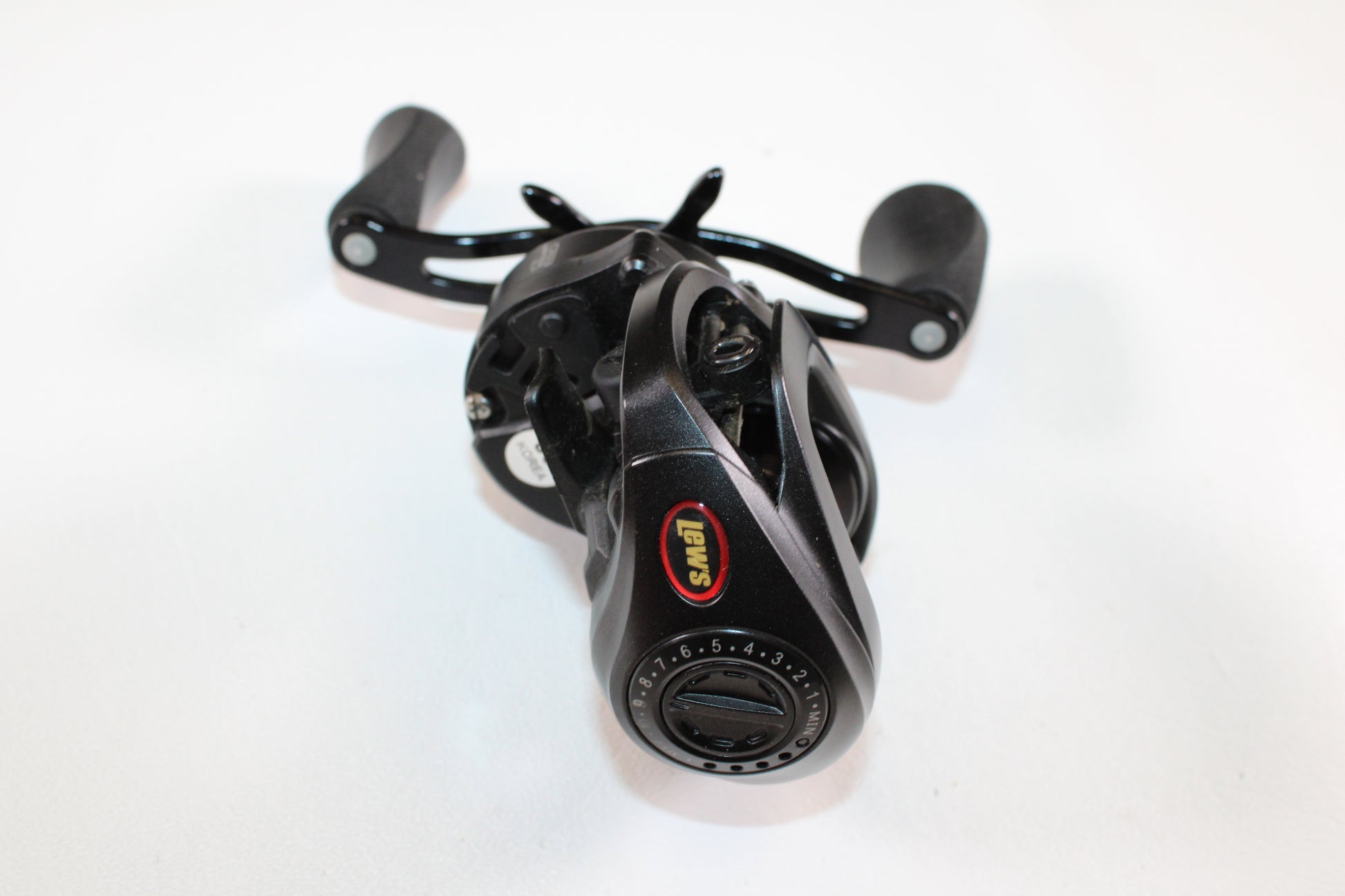 The Lew's Custom Speed Spool SLP CU1SH 7.5:1 RH Used Casting Reel in excellent condition is perfect for upgrading through our Rod and Reel Trade-In Program or earning store credit for your used gear.