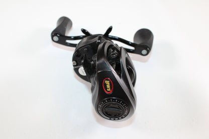 The Lew's Custom Speed Spool SLP CU1SH 7.5:1 RH Used Casting Reel in excellent condition is perfect for upgrading through our Rod and Reel Trade-In Program or earning store credit for your used gear.