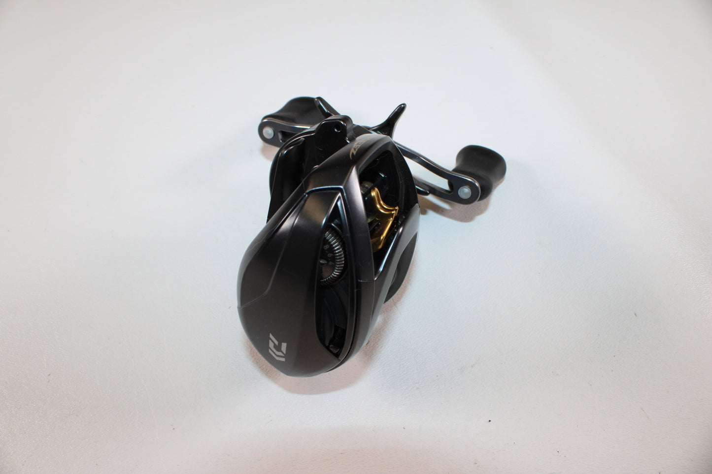 A Daiwa Steez SV TW 1016SV-H 6.3:1 RH used casting reel in excellent condition with dual handles, sleek black design, and metallic finish—ideal for Rod and Reel Trade-In or earning Store Credit.