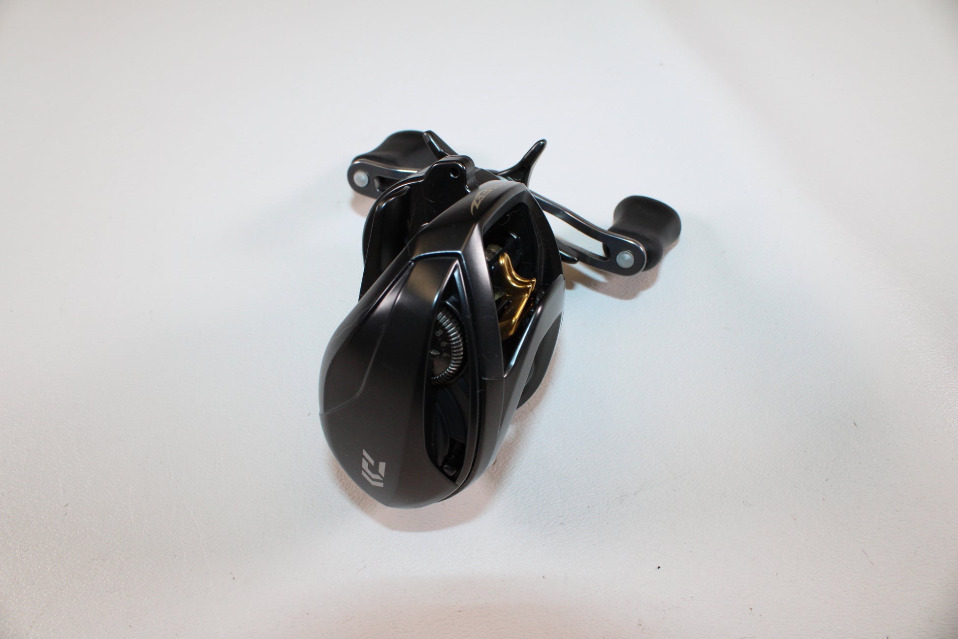 A Daiwa Steez SV TW 1016SV-H 6.3:1 RH used casting reel in excellent condition with dual handles, sleek black design, and metallic finish—ideal for Rod and Reel Trade-In or earning Store Credit.