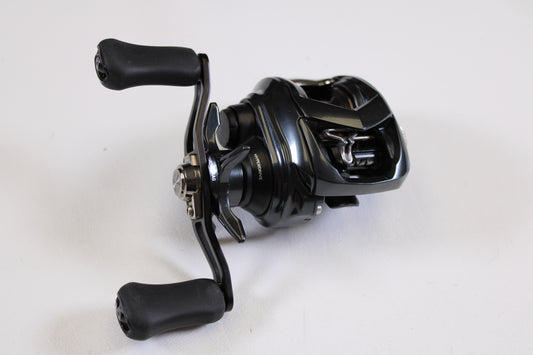 The Daiwa Tatula SV TW 70 TTUSVTW70H 7.1:1 RH Used Casting Reel from Daiwa, in excellent condition with dual ergonomic handles, is perfect for upgrades through our rod and reel trade-in or to earn store credit on used gear.