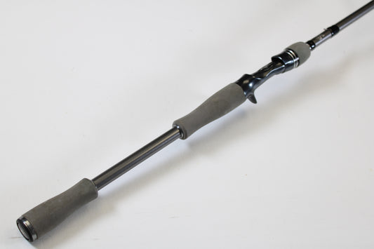 A close-up of the Daiwa Tatula Elite AGS TTEL761HFB-AGS 7'6" Heavy Used Casting Rod in excellent condition, featuring a gray handle and black reel seat, from brand Daiwa—ideal for those seeking top-quality used fishing gear.
