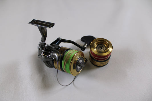 The Shimano Sustain SA4000FE Used Spinning Reel in good condition comes with a spare spool, ideal for upgrading your gear through our Rod and Reel Trade-In Program.