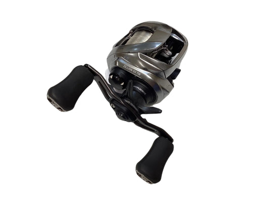 The Daiwa Zillion ZLNSVG100H Used Casting Reel by Daiwa features a metallic build, dual handle, and ergonomic grips. Eligible for Rod and Reel Trade-In or new product warranty if purchased from our store.