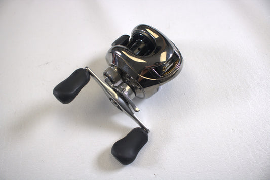 A close-up of a used Shimano Calais 200DC casting reel (7.0:1 gear ratio, black handles) in excellent condition, shown on a plain white surface.