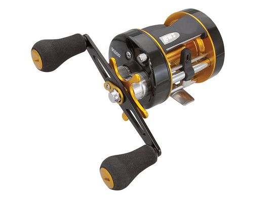 The Lew's Speed Cast 5.3:1 Baitcasting Reel SC600 features black and gold design, two foam handles, durable metal parts, "Lew's" branding on the side, and a smooth carbon fiber drag to enhance performance.